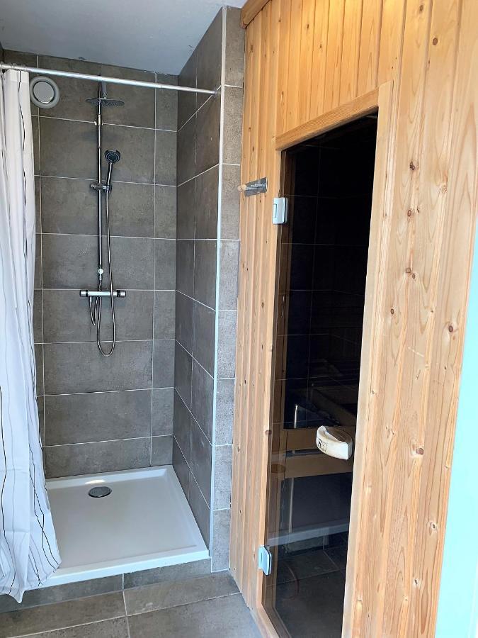 Zimmer mit Queensize-Bett und Whirlpool-Badewanne